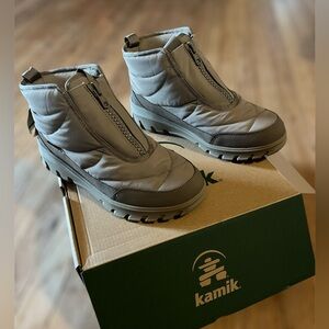 NWT Kamik Snowdon Low Zip Winter Boots Women’s size 10, Fossil tan color